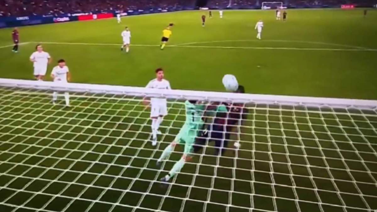 La falta que pidió Thibaut Courtois en el gol del Levante La falta que pidió Thibaut Courtois en el gol del Levante