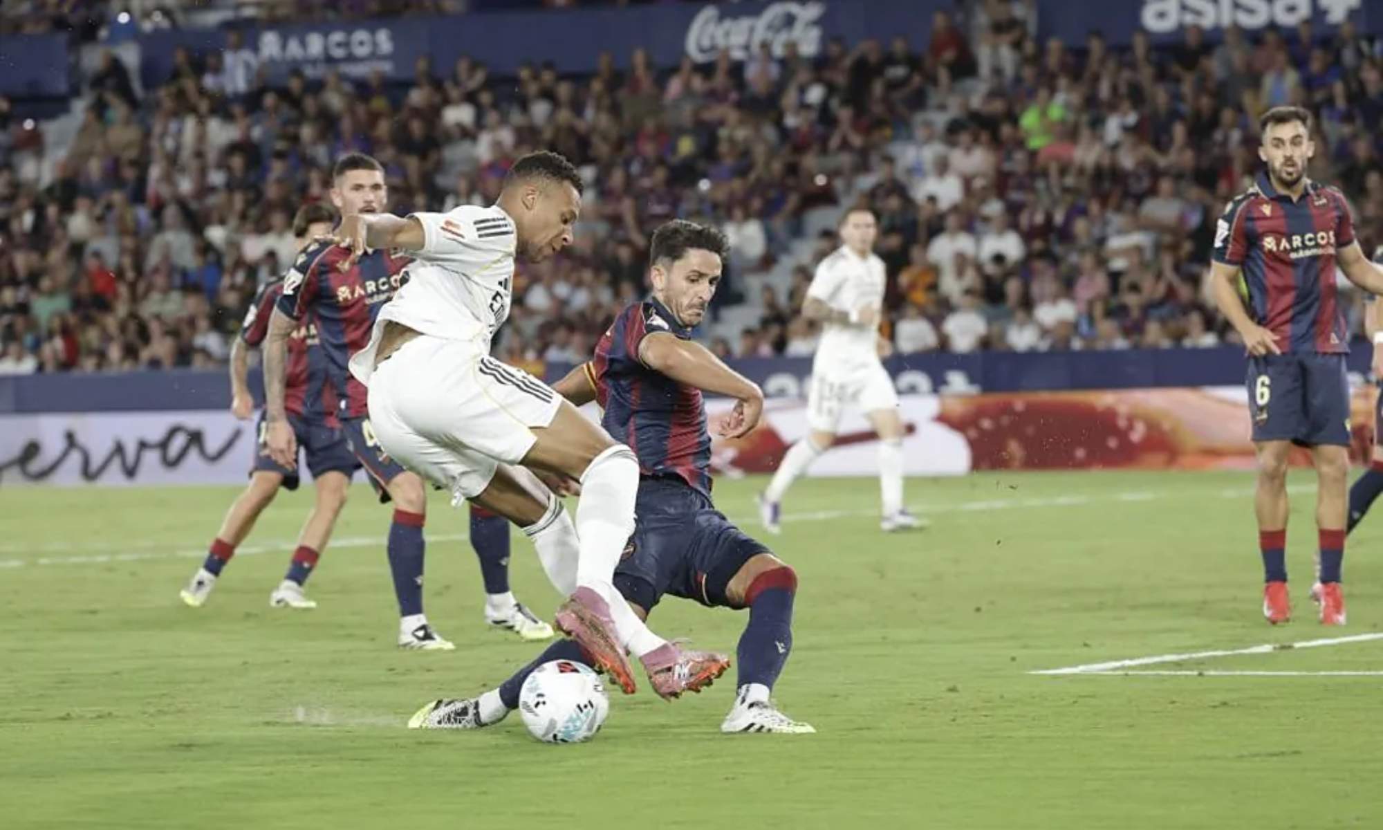 Kylian Mbappé marcó un gol ante el Levante después de sufrir un penalti por parte de Unai Elgezabal. Kylian Mbappé marcó un gol ante el Levante después de sufrir un penalti por parte de Unai Elgezabal.