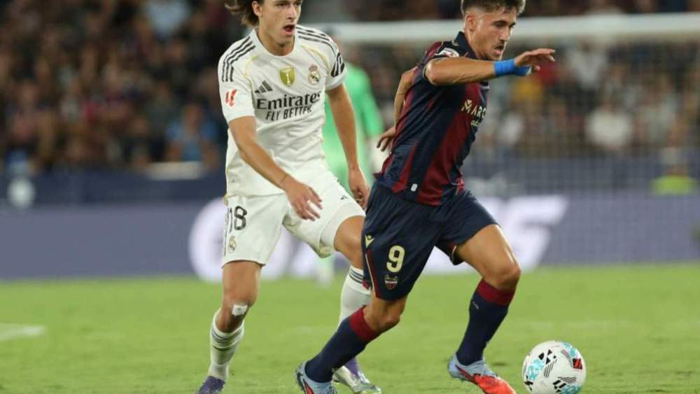 Álvaro Carreras en un lance del juego durante el Levante Real Madrid Álvaro Carreras en un lance del juego durante el Levante Real Madrid