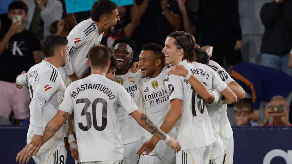 jugadores celebran gol levante jugadores celebran gol levante