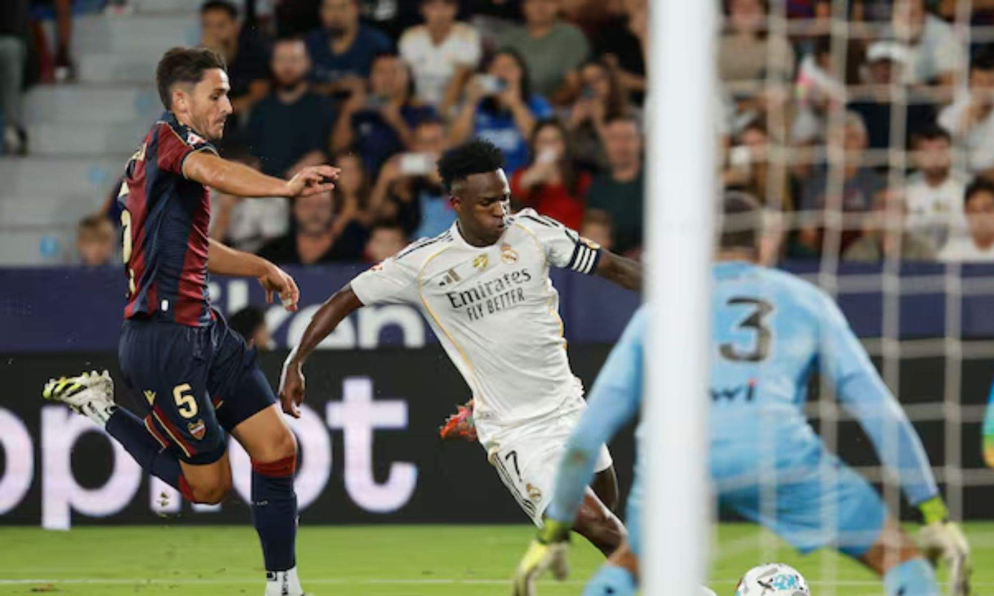 Vinícius y Elgezabal durante el Levante-Real Madrid de esta temporada
