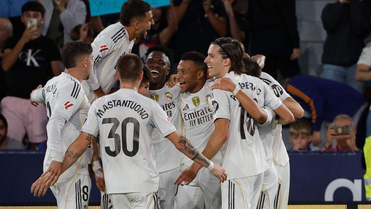 Jugadores del Real Madrid celebrando un gol contra el Levante Jugadores del Real Madrid celebrando un gol contra el Levante