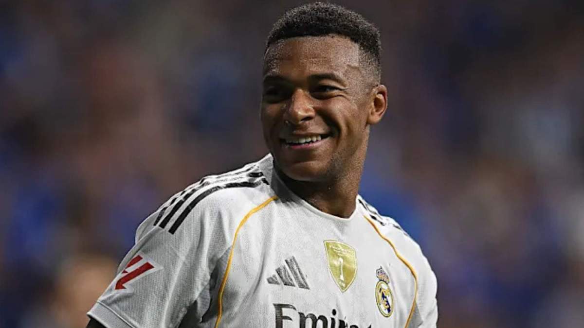 Mbappé durante el partido en el Ciutat de Valencia Mbappé durante el partido en el Ciutat de Valencia