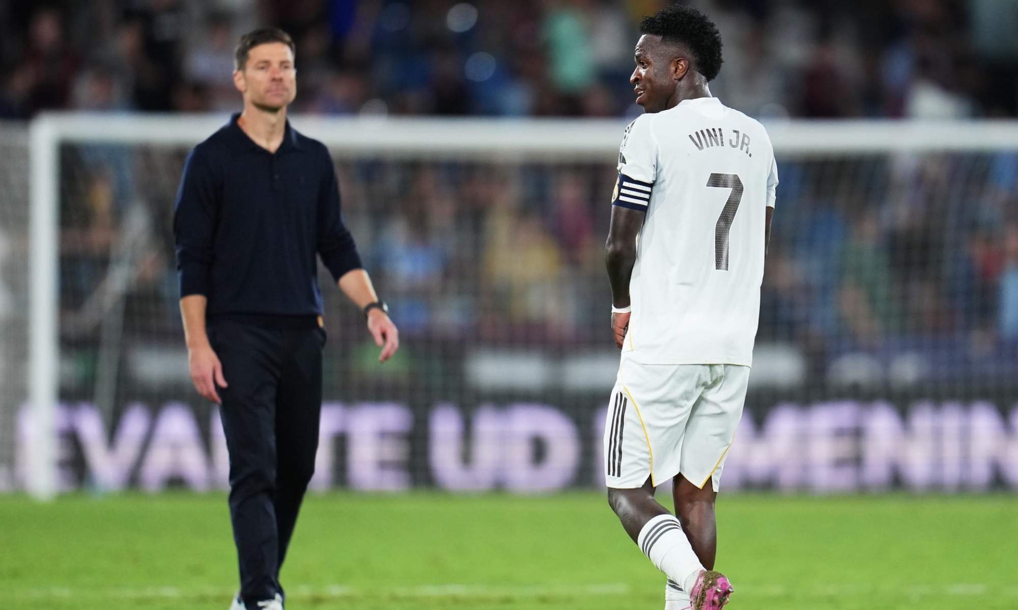 Vinicius Junior, que acabó de capitán durante el partido del Real Madrid contra el Levante, con Xabi Alonso al fondo.