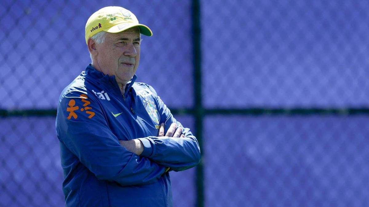 Ancelotti durante un entrenamiento de Brasil Ancelotti durante un entrenamiento de Brasil