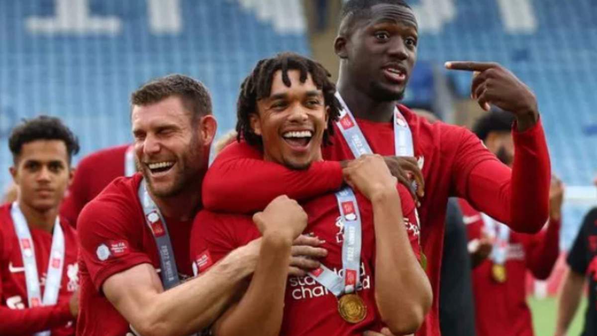 Konaté y Trent celebrando un título del Liverpool Konaté y Trent celebrando un título del Liverpool