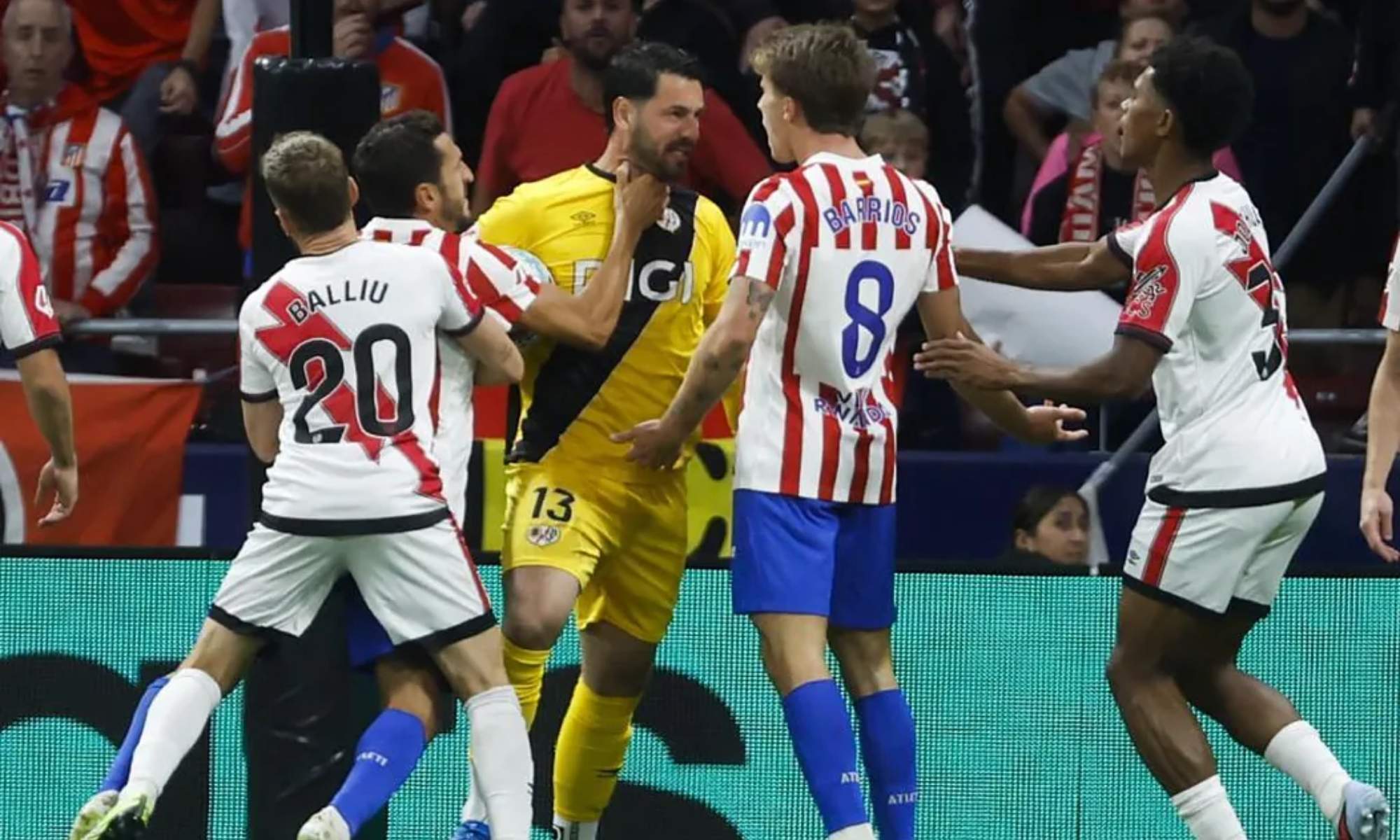 El Atlético ganó al Rayo con muchos problemas y con un permisivo arbitraje de Hernández Hernández, que perdonó la roja a Koke por agresión a Batalla.
