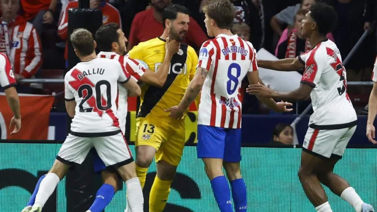 El Atlético ganó al Rayo con muchos problemas y con un permisivo arbitraje de Hernández Hernández, que perdonó la roja a Koke por agresión a Batalla.