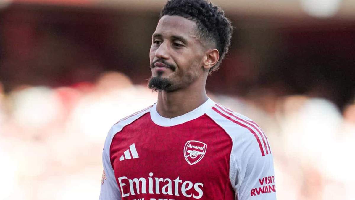 William Saliba jugando un partido con el Arsenal.