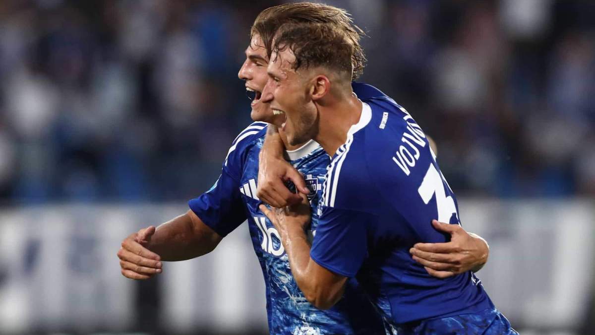 Nico Paz celebrando un gol junto a un compañero Nico Paz celebrando un gol junto a un compañero