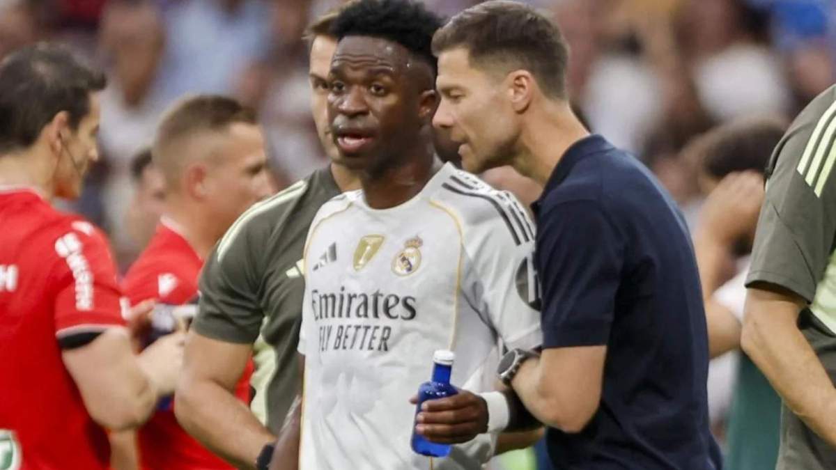 Xabi dando órdenes a Vinicius durante un partido Xabi dando órdenes a Vinicius durante un partido