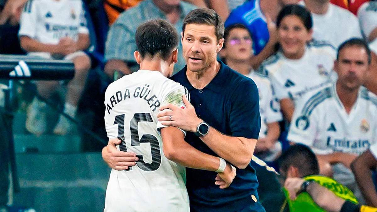 Xabi Alonso dando un abrazo a Arda Güler Xabi Alonso dando un abrazo a Arda Güler