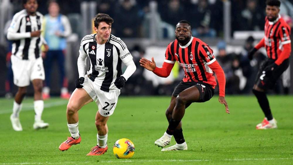 Andrea Cambiaso participando de un partido entre Juventus de Turín y AC Milan Andrea Cambiaso participando de un partido entre Juventus de Turín y AC Milan