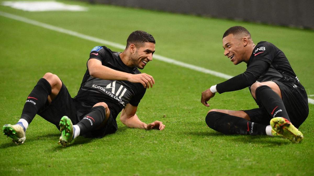 Achraf y Mbappé celebrando un gol