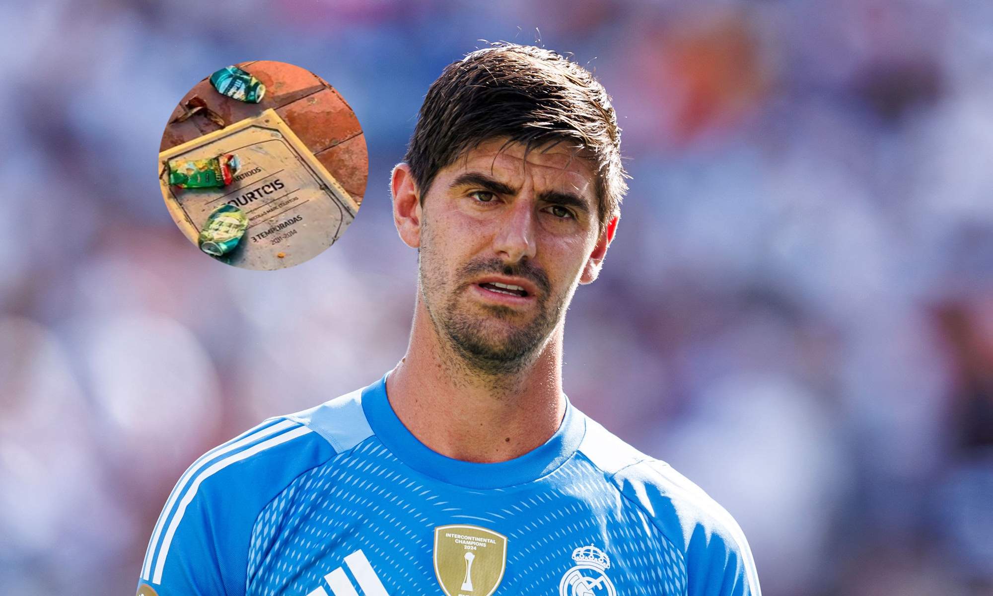 Thibaut Courtois jugando un partido con el Real Madrid en el Mundial y una foto de su placa.
