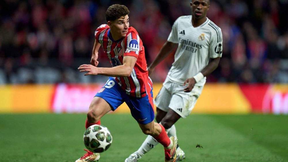 Julián Álvarez jugando contra el Real Madrid en un derbi. Julián Álvarez jugando contra el Real Madrid en un derbi.