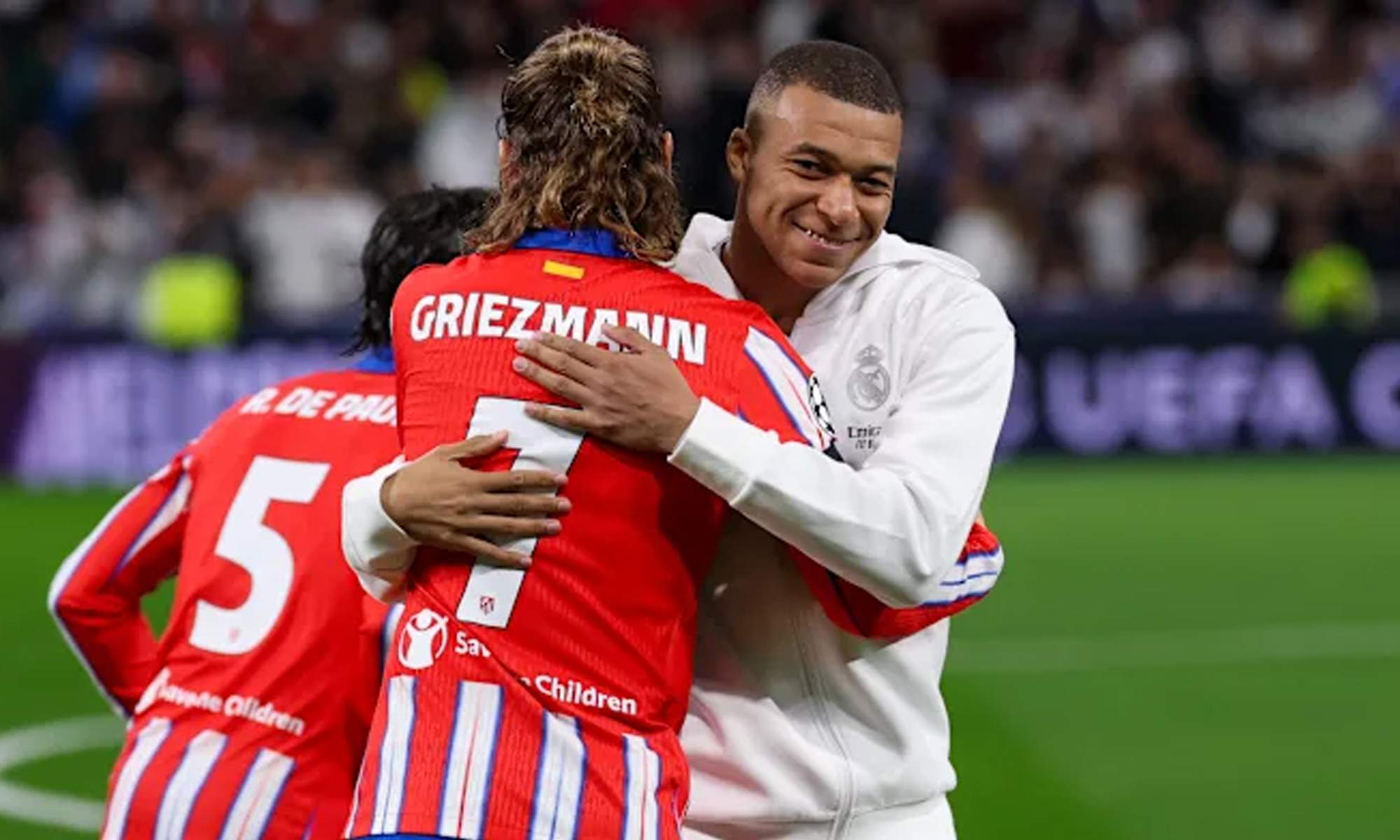 Antoine Griezmann saludando a Kylian Mbappé antes de un derbi madrileño.