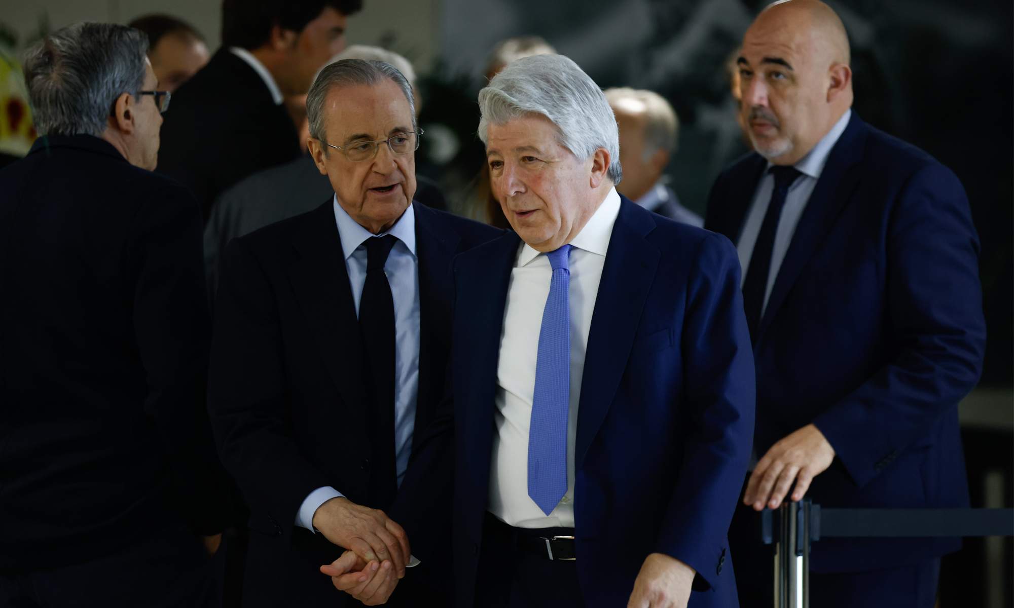 Florentino Pérez y Enrique Cerezo yendo a un palco durante un derbi.