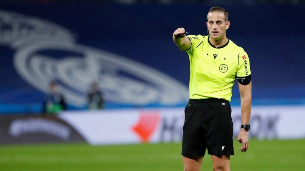 Javier Alberola Rojas es el colegiado que dirigirá el derbi de esta tarde en el Metropolitano.