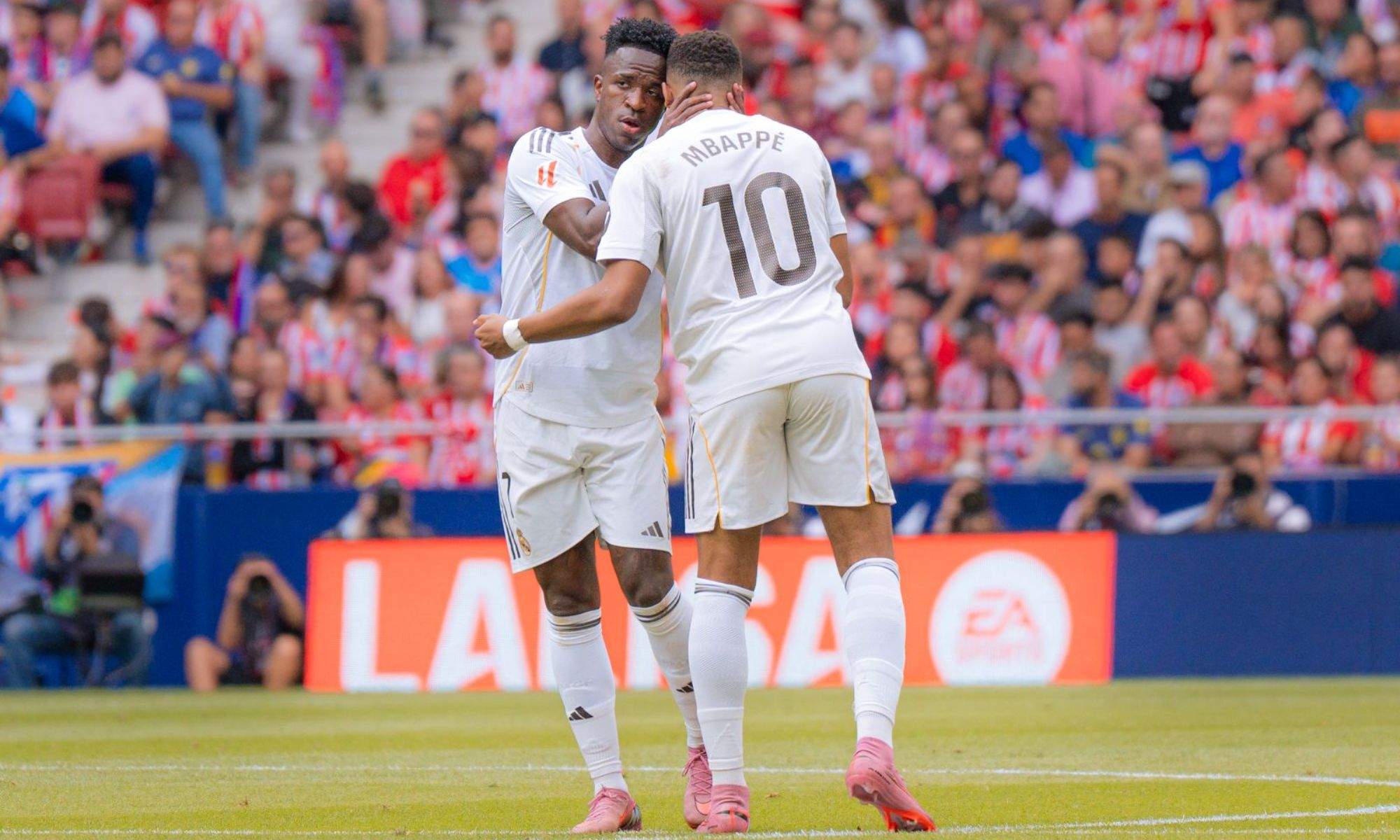Kylian Mbappé y Vinícius se abrazan en el primer gol del Real Madrid