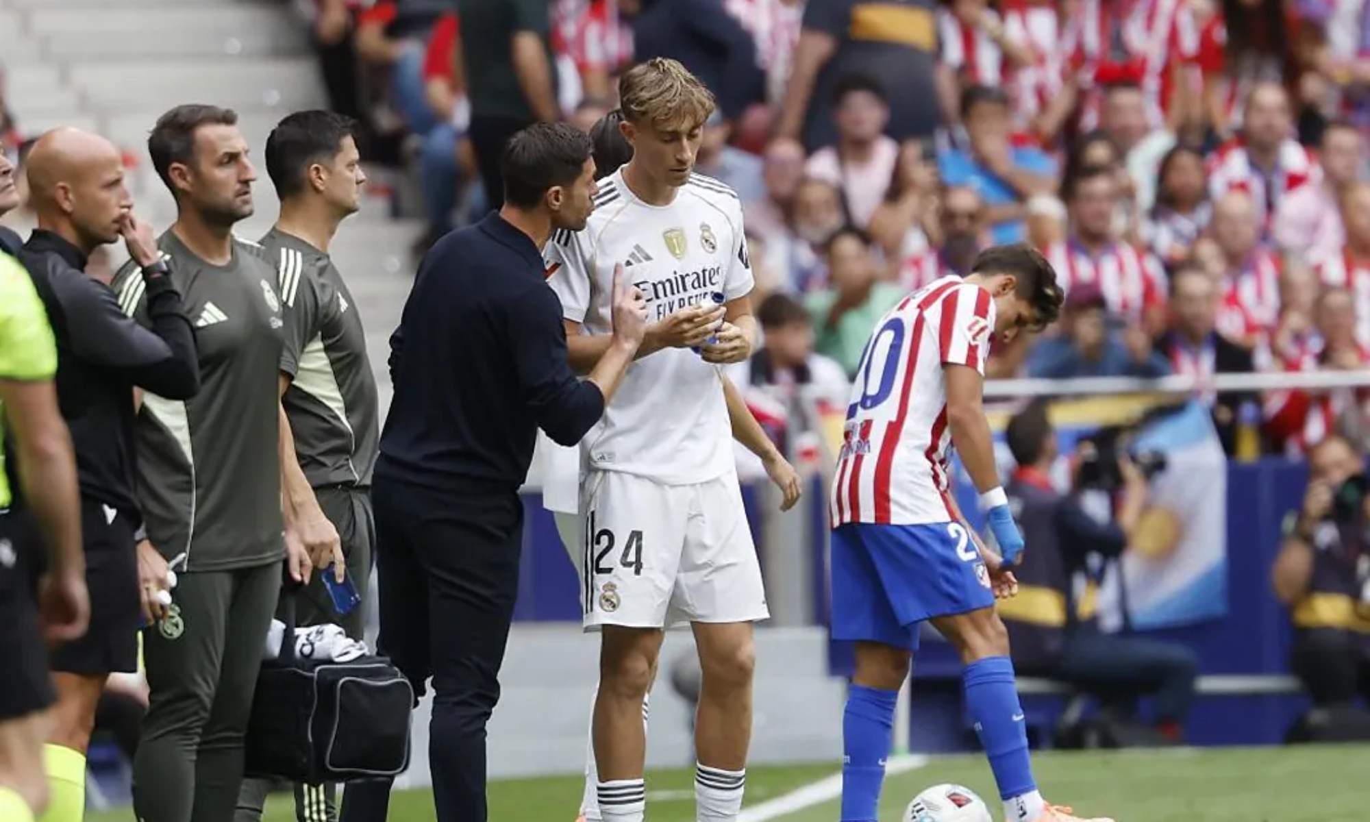 Xabi Alonso, hablando con Dean Huijsen durante los primeros minutos del partido contra el Atlético.