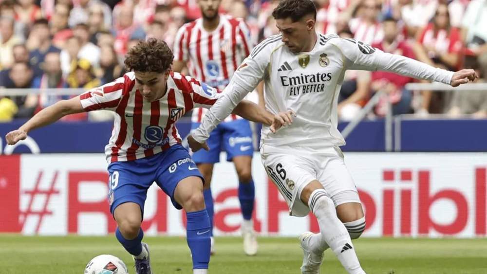Julián Álvarez, con el balón en los pies, es presionado por Fede Valverde durante una acción en la segunda parte del partido entre el Atlético y el Real Madrid. Julián Álvarez, con el balón en los pies, es presionado por Fede Valverde durante una acción en la segunda parte del partido entre el Atlético y el Real Madrid.