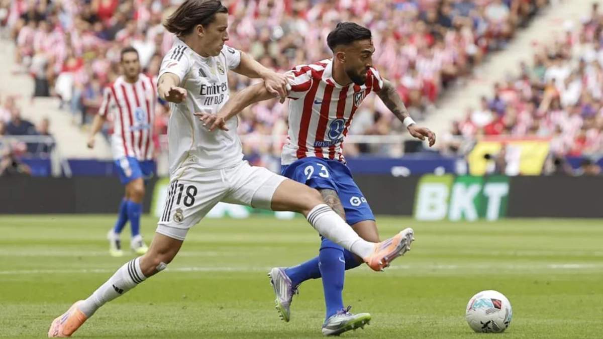Álvaro Carreras, intentando atajar un jugada de ataque de Nico González en el encuentro entre el Atlético y el Real Madrid de esta tarde.