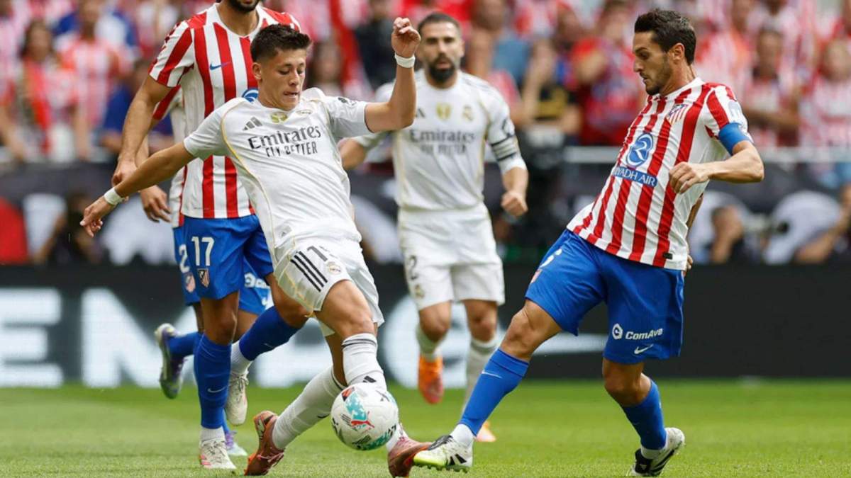 Arda Güler y Koke Resurrección pelean un balón en el derbi madrileño