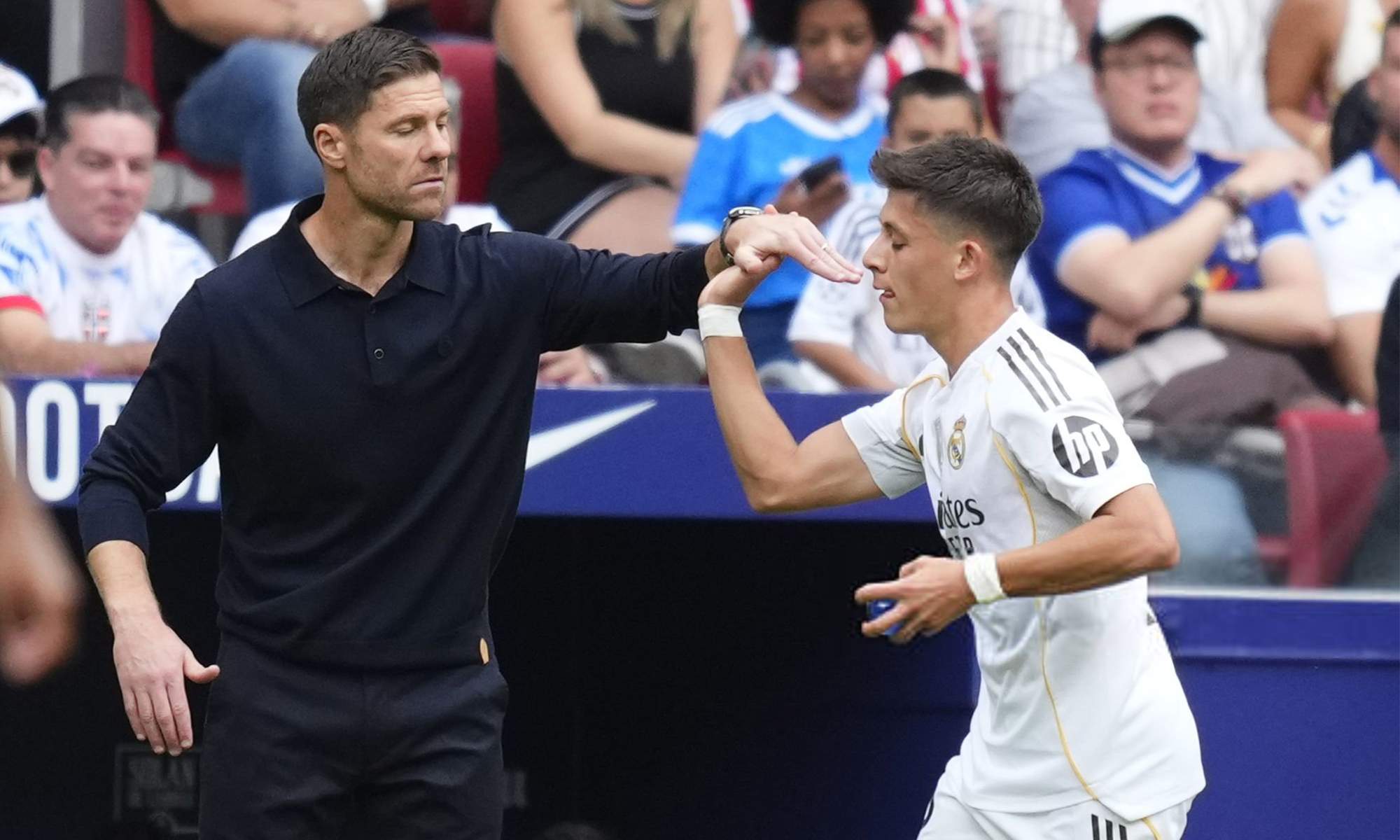 Xabi Alonso y Arda Güler durante el Atlético - Real Madrid.