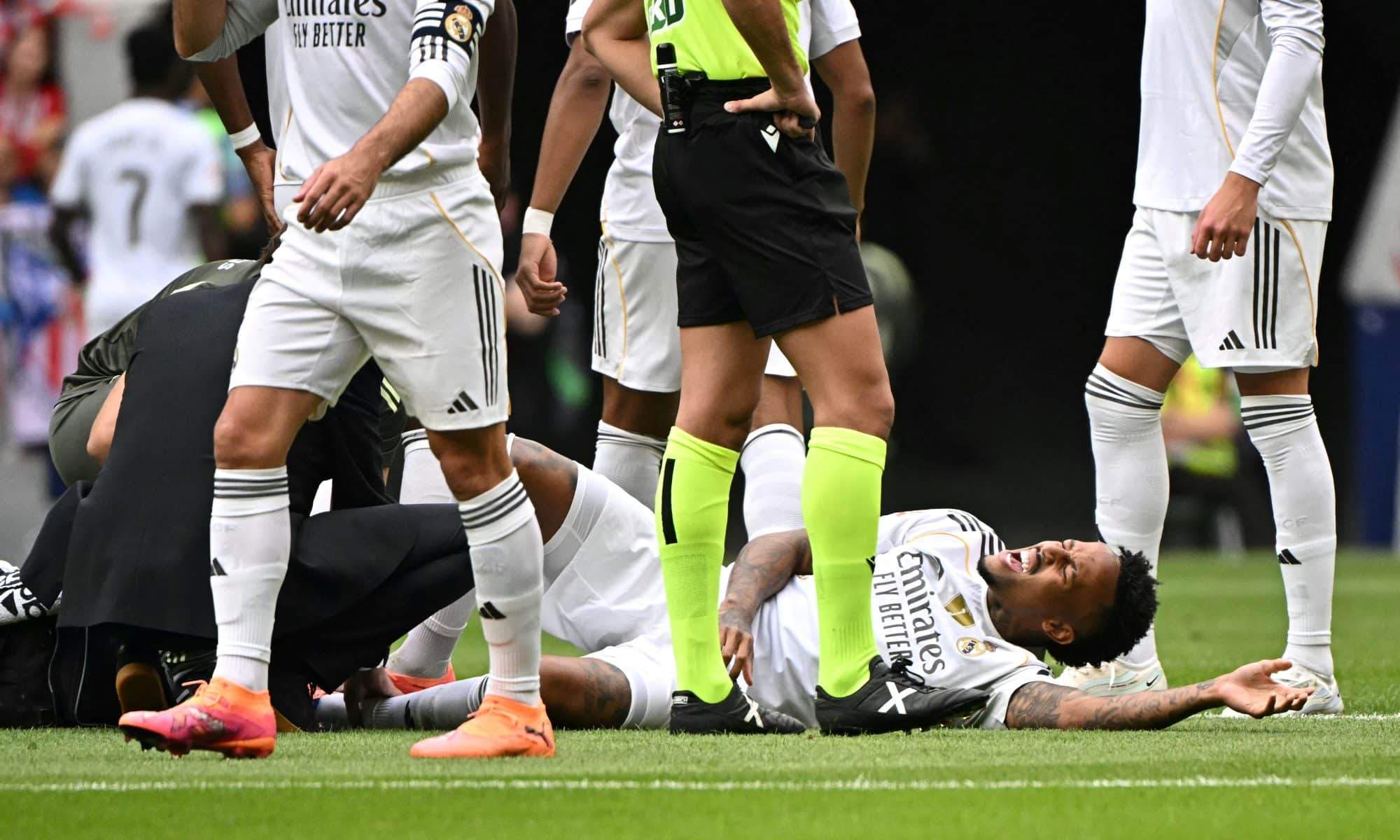 Eder Militao quejándose de su tobillo durante el Atlético - Real Madrid. 