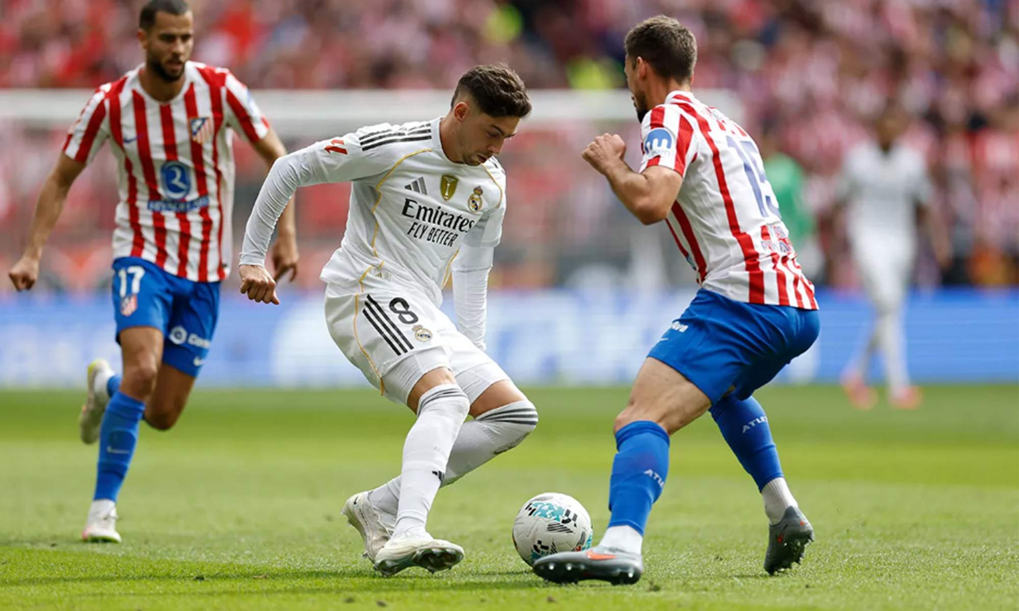 Fede Valverde jugando contra el Atlético de Madrid en el derbi.