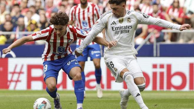 Fede Valverde disputando un balón con Julián Álvarez.