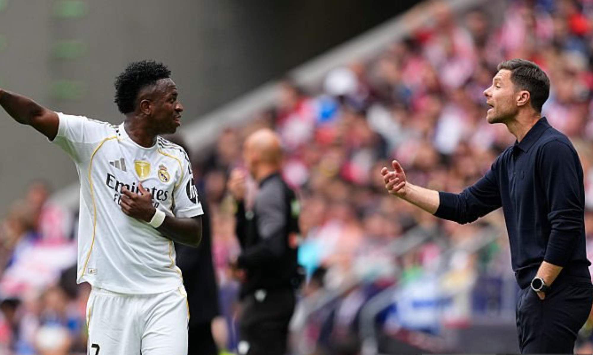 Xabi Alonso, dando instrucciones a Vinicius Junior durante el partido de este sábado en el Metropolitano contra el Atlético.