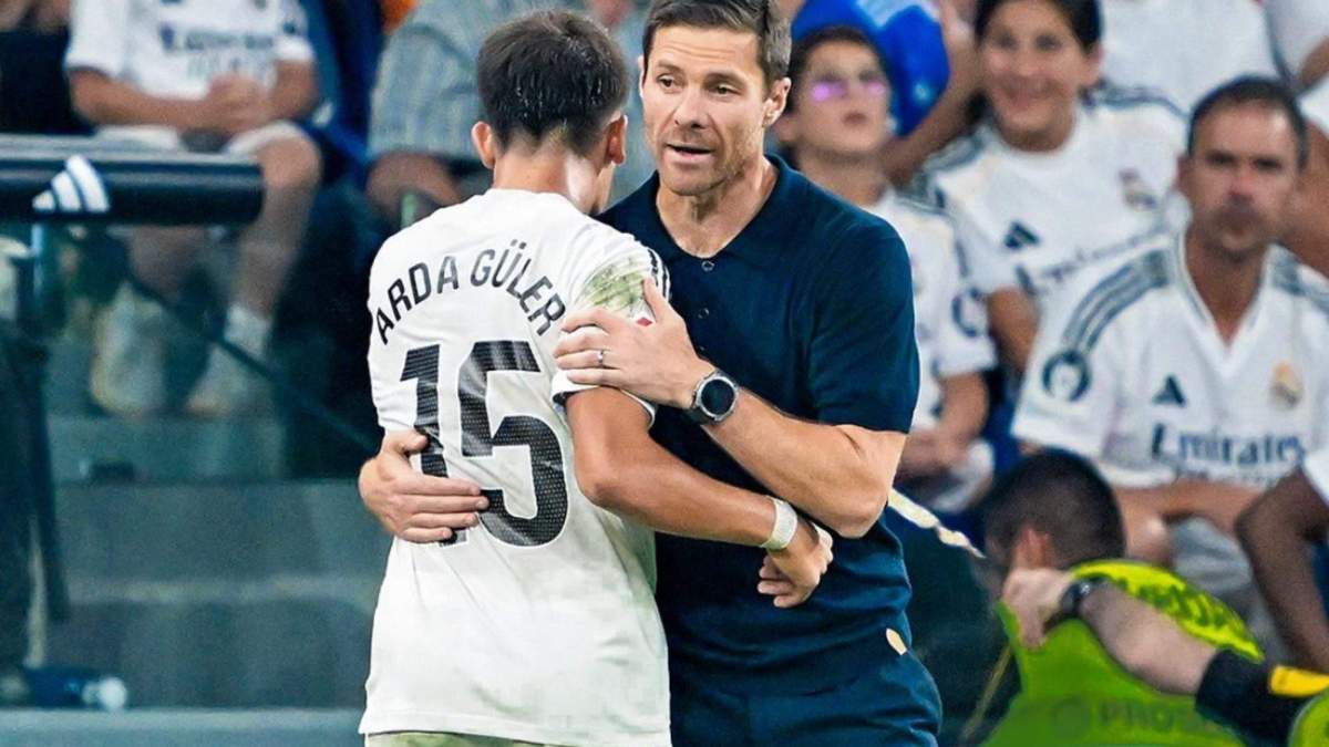 Xabi Alonso, abrazándose con Arda Güler después de sustituirle durante un partido de esta temporada. Xabi Alonso, abrazándose con Arda Güler después de sustituirle durante un partido de esta temporada.