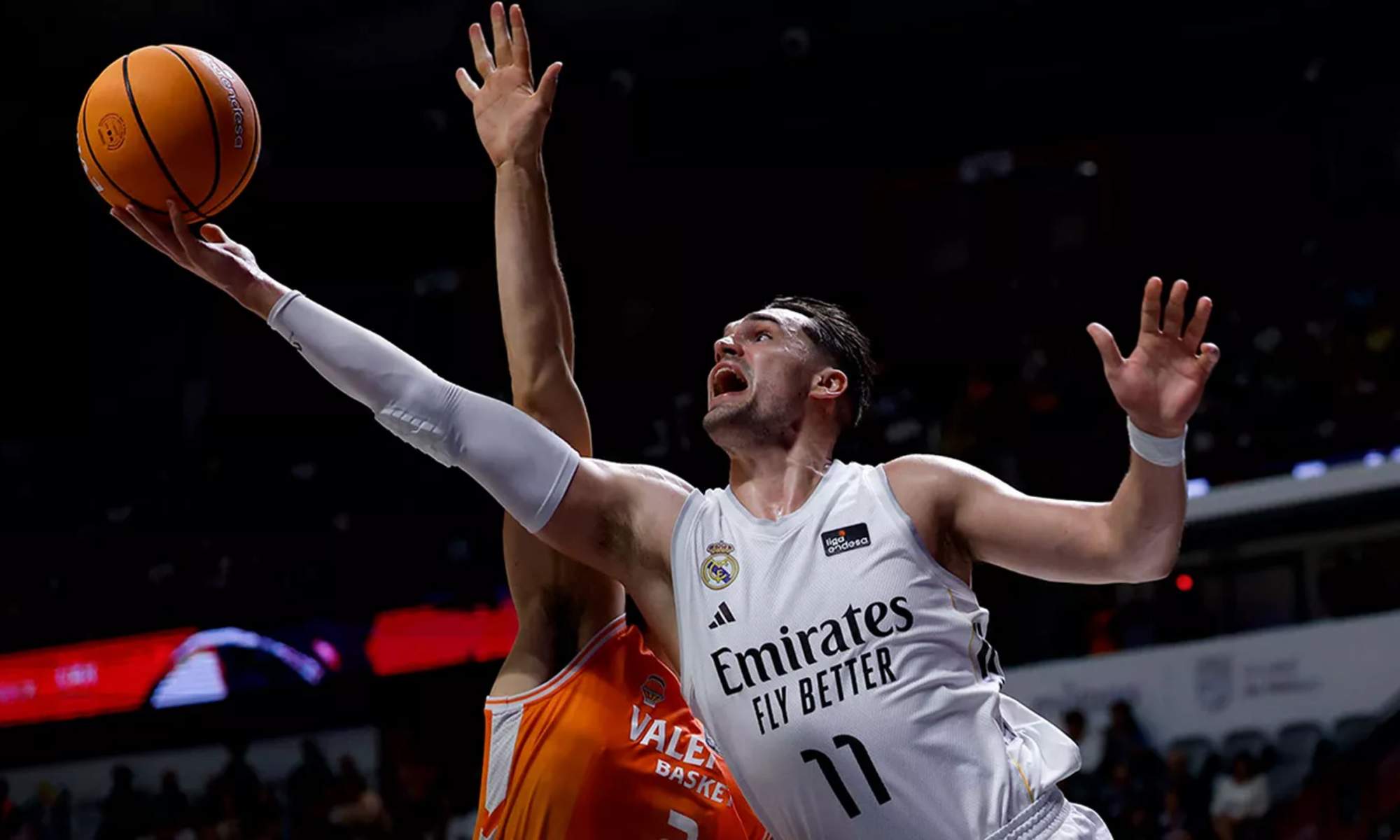 Mario Hezonja lucha por una pelota, durante la final de la Supercopa contra el Valencia de esta tarde.