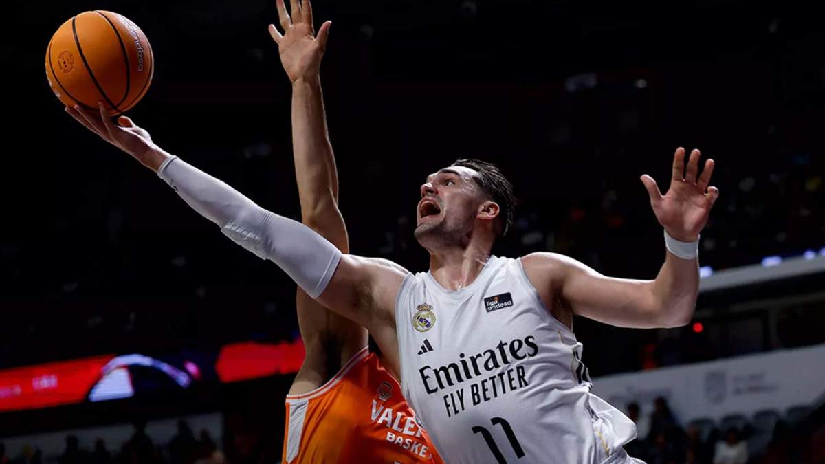 Mario Hezonja lucha por una pelota, durante la final de la Supercopa contra el Valencia de esta tarde. Mario Hezonja lucha por una pelota, durante la final de la Supercopa contra el Valencia de esta tarde.