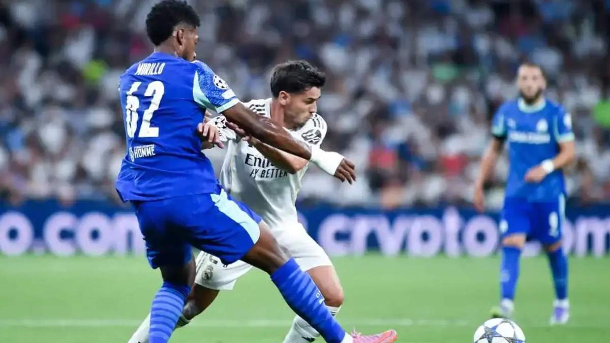 Brahim Díaz jugando un partido con el Real Madrid.