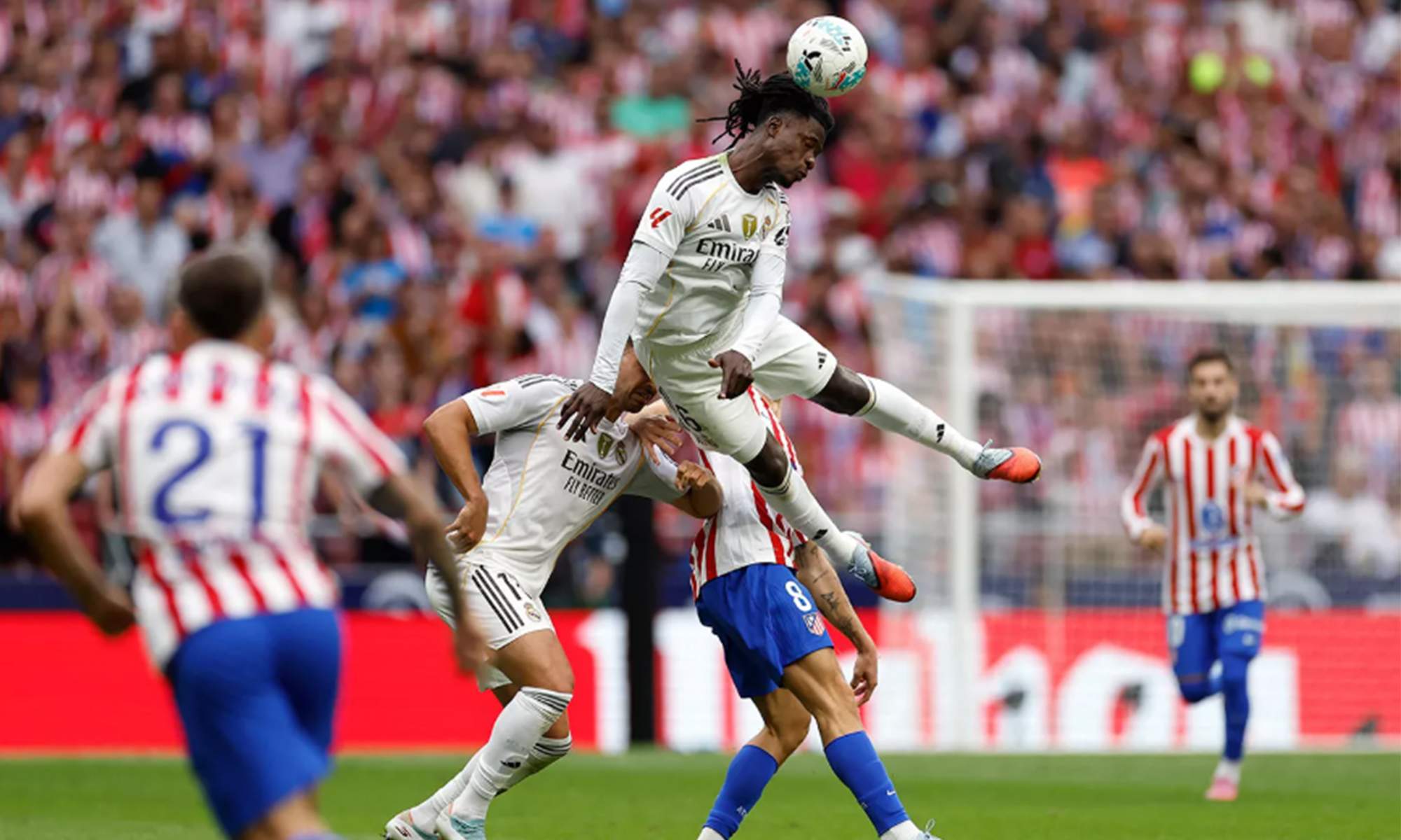 Eduardo Camavinga disputando un balón en el derbi madrileño.
