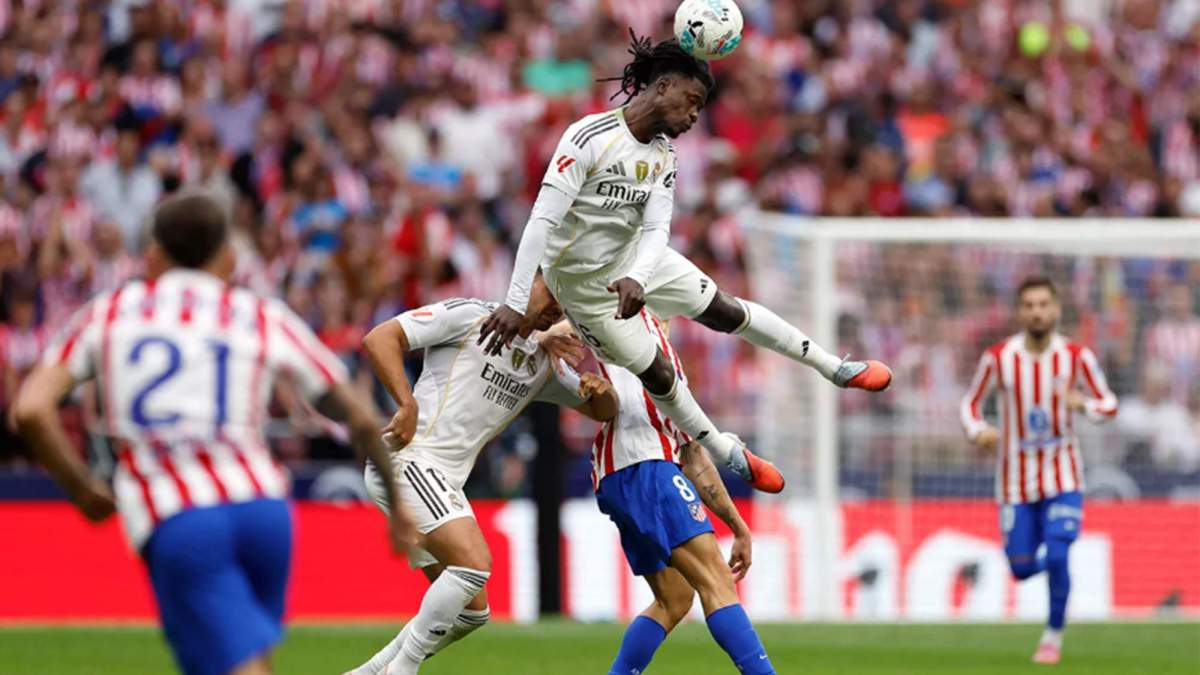 Eduardo Camavinga disputando un balón en el derbi madrileño. Eduardo Camavinga disputando un balón en el derbi madrileño.