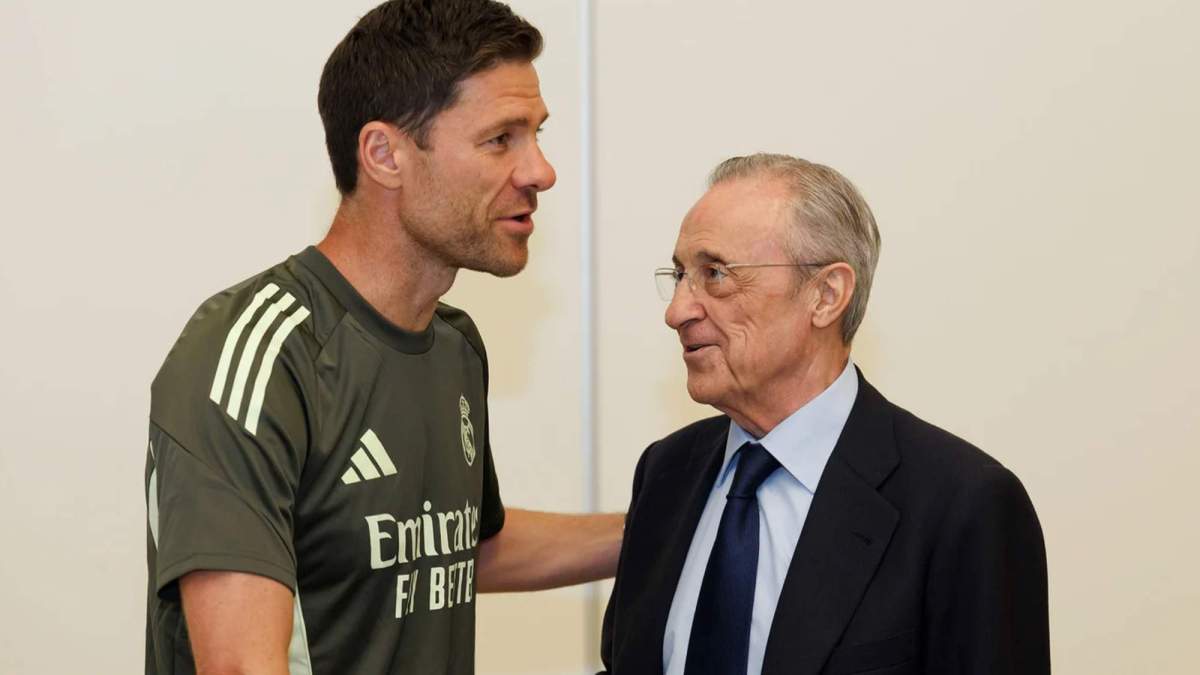 Xabi Alonso saludando a Florentino Pérez. 