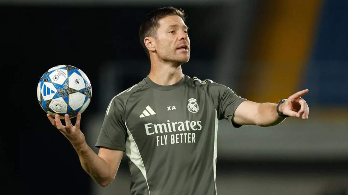 Xabi Alonso dando órdenes en la previa al partido ante el Kayrat Almaty