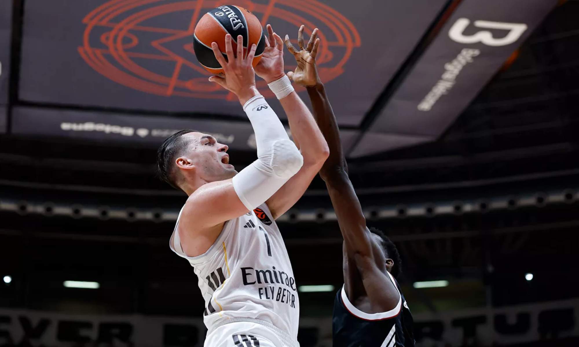 Mario Hezonja, intentando anotar una canasta en el partido de esta noche ante la Virtus.