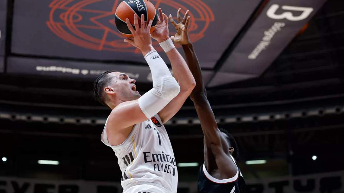 Mario Hezonja, intentando anotar una canasta en el partido de esta noche ante la Virtus. Mario Hezonja, intentando anotar una canasta en el partido de esta noche ante la Virtus.