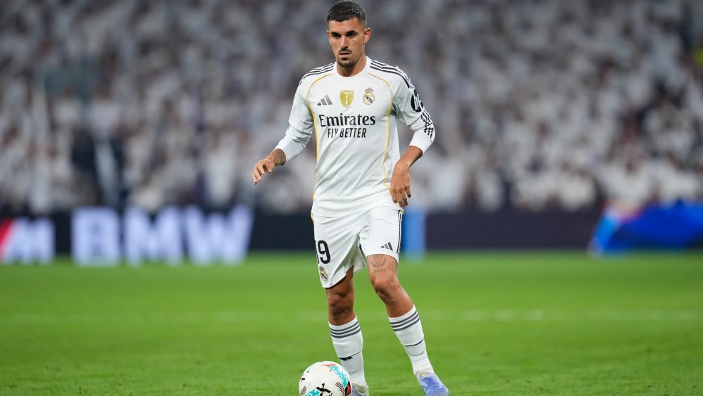 Dani Ceballos disputando un partido con el Real Madrid.