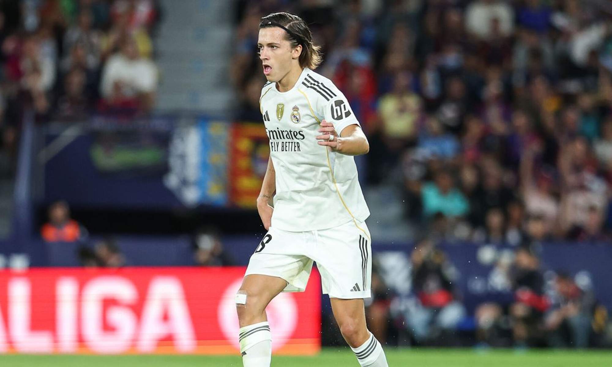 Álvaro Carreras disputando un partido con el Real Madrid.