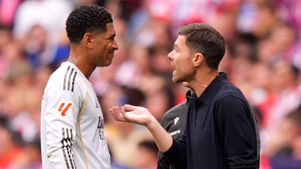 Jude Bellingham y Xabi Alonso, hablando durante el partido del pasado fin de semana en el Metropolitano.