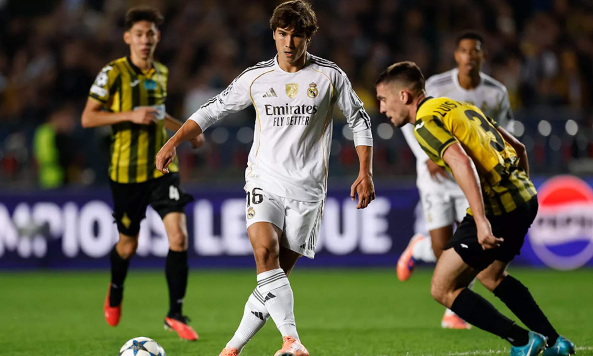 Gonzalo García jugando contra el Kairat Almaty en la Champions League. 