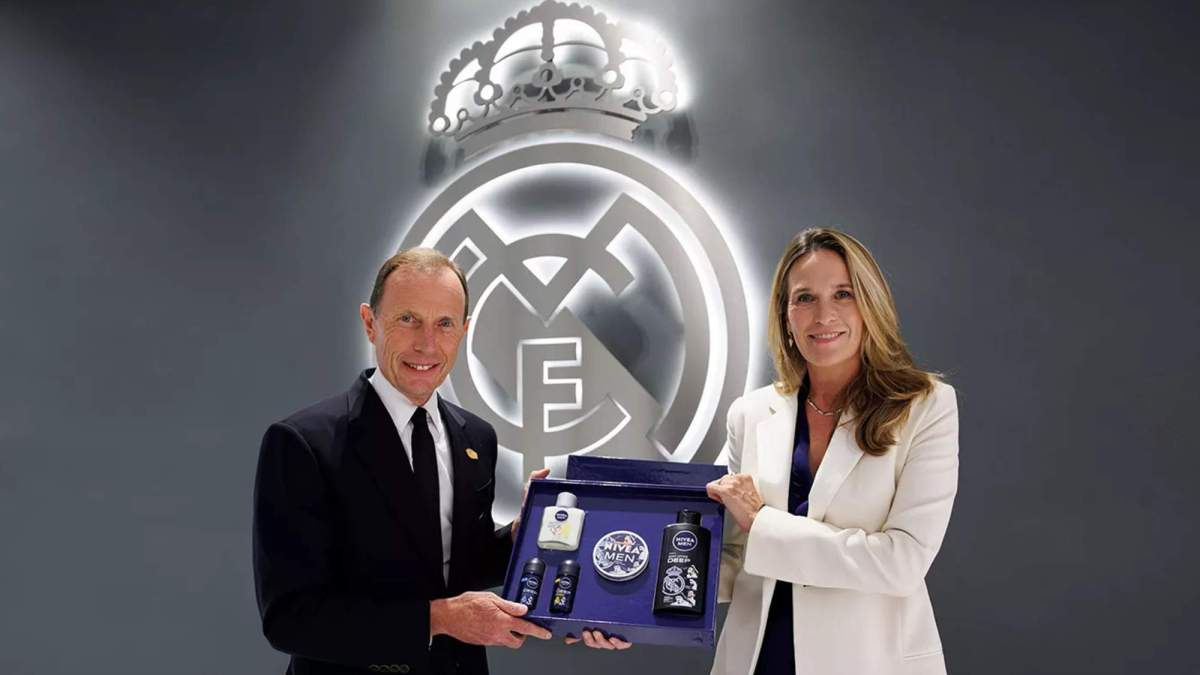 Emilio Butragueño junto a Grita Loebsack, presidenta de Nivea Men