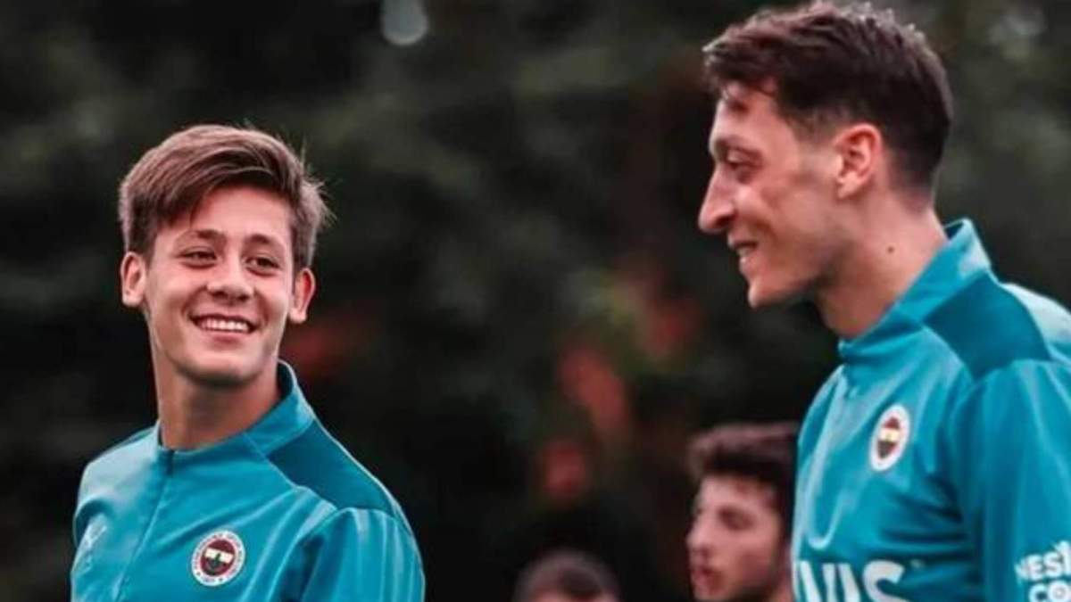 Arda y Özil durante un entrenamiento