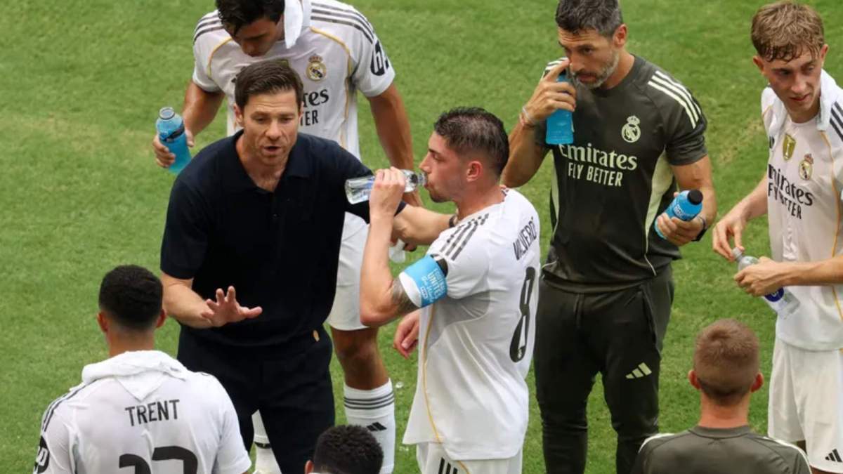 Xabi Alonso, hablando con Fede Valverde y otros de sus jugadores durante un partido en el Mundial de Clubes. Xabi Alonso, hablando con Fede Valverde y otros de sus jugadores durante un partido en el Mundial de Clubes.